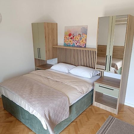 Diana Rooms And Apartments Starigrad Paklenica Bagian luar foto