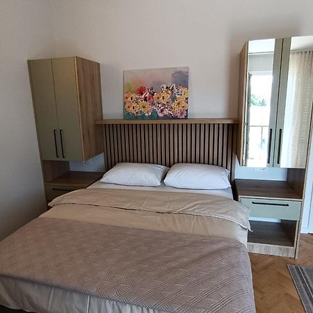 Diana Rooms And Apartments Starigrad Paklenica Bagian luar foto