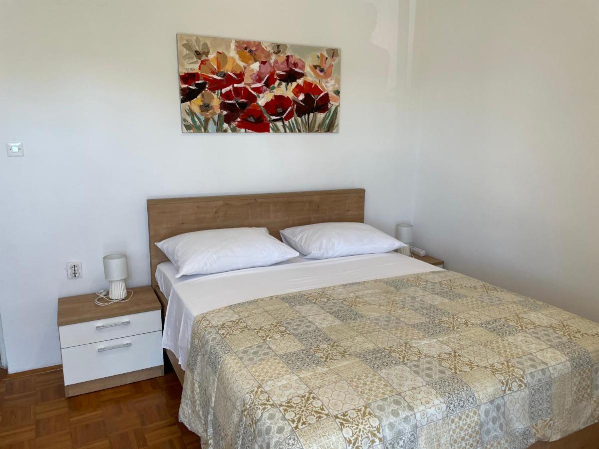 Diana Rooms And Apartments Starigrad Paklenica Bagian luar foto