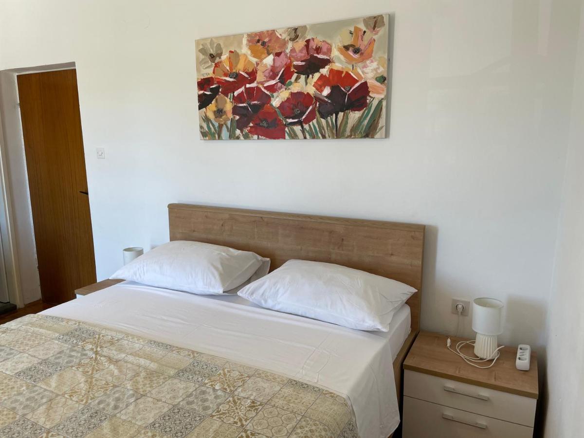 Diana Rooms And Apartments Starigrad Paklenica Bagian luar foto