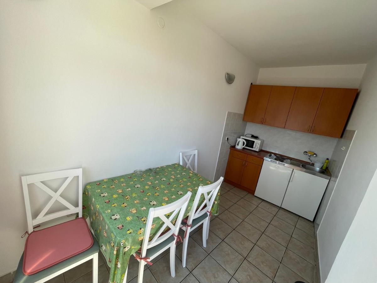 Diana Rooms And Apartments Starigrad Paklenica Bagian luar foto