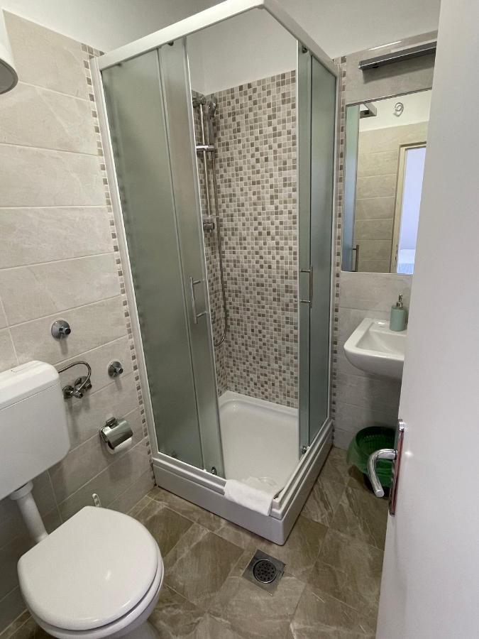 Diana Rooms And Apartments Starigrad Paklenica Bagian luar foto