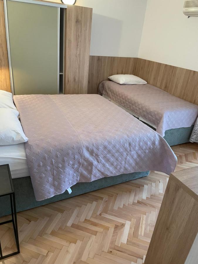 Diana Rooms And Apartments Starigrad Paklenica Bagian luar foto