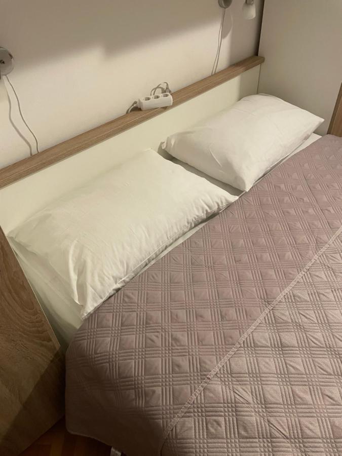 Diana Rooms And Apartments Starigrad Paklenica Bagian luar foto
