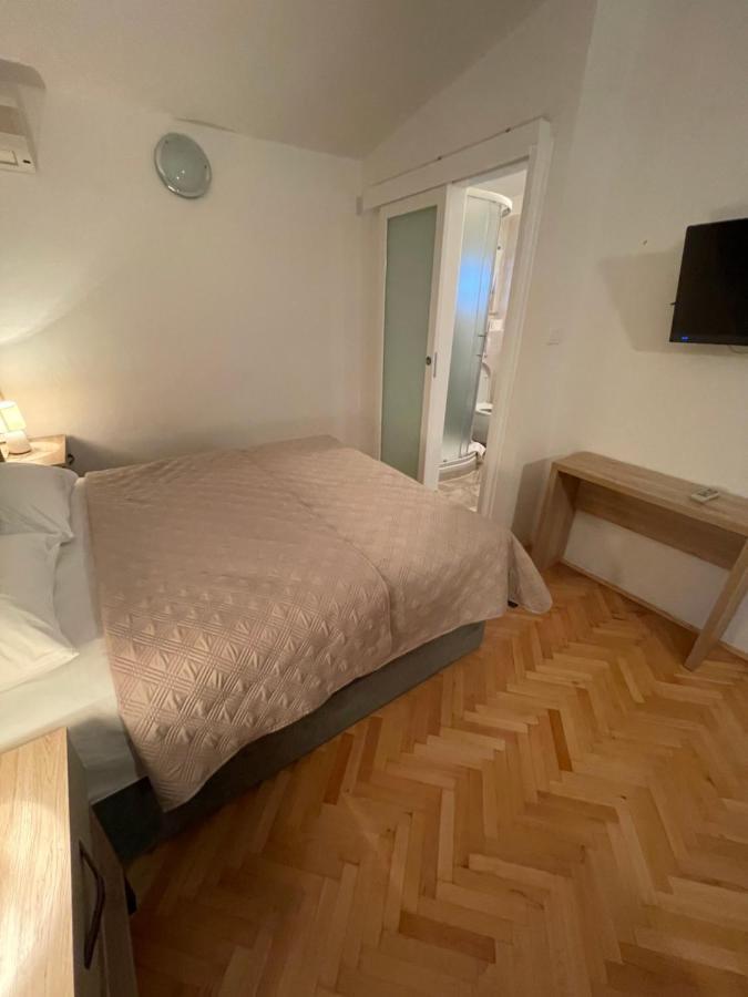 Diana Rooms And Apartments Starigrad Paklenica Bagian luar foto