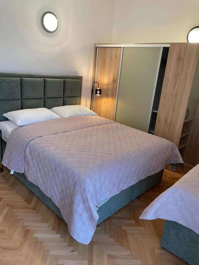 Diana Rooms And Apartments Starigrad Paklenica Bagian luar foto