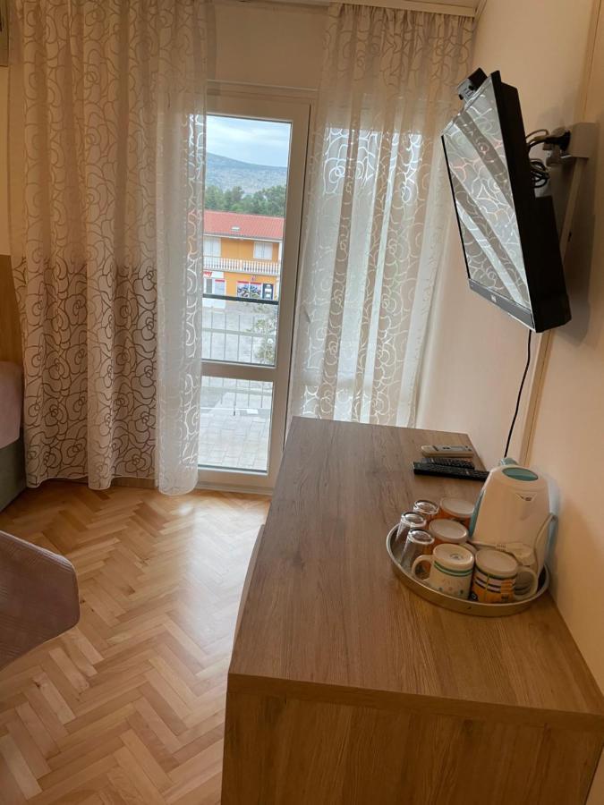 Diana Rooms And Apartments Starigrad Paklenica Bagian luar foto