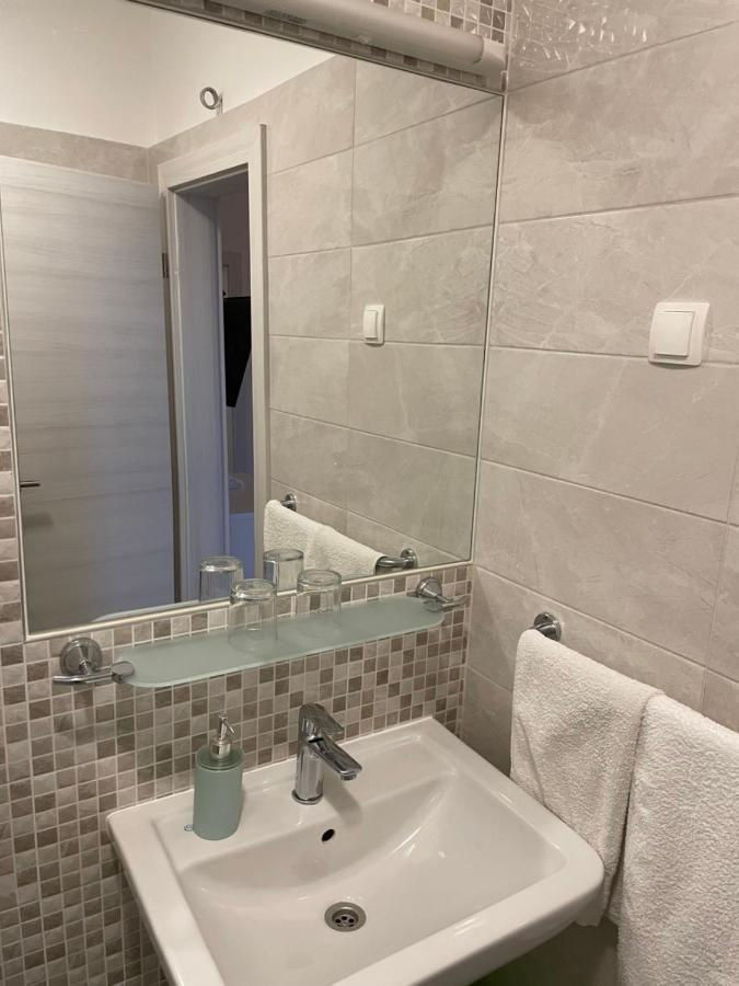 Diana Rooms And Apartments Starigrad Paklenica Bagian luar foto