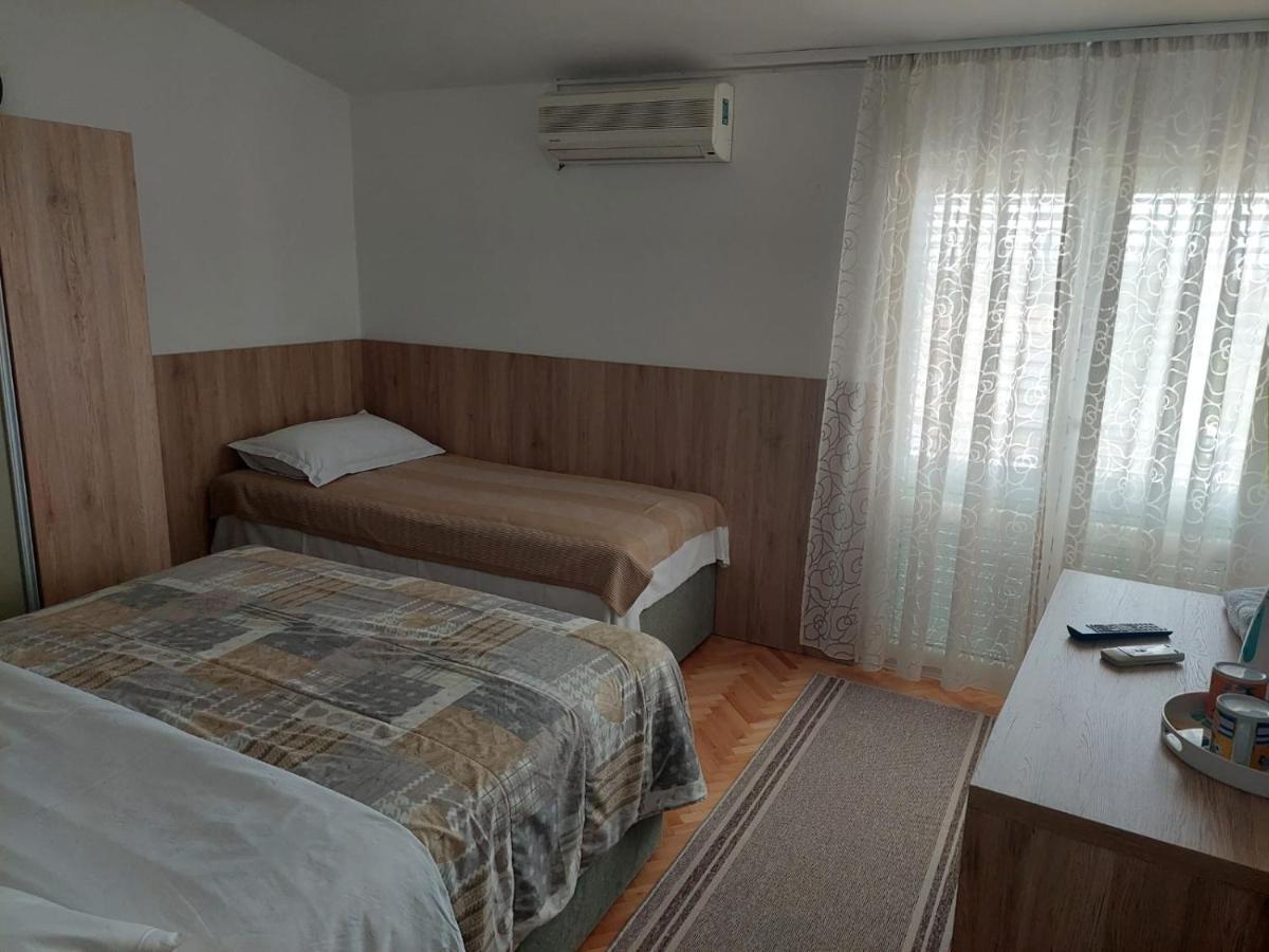 Diana Rooms And Apartments Starigrad Paklenica Bagian luar foto