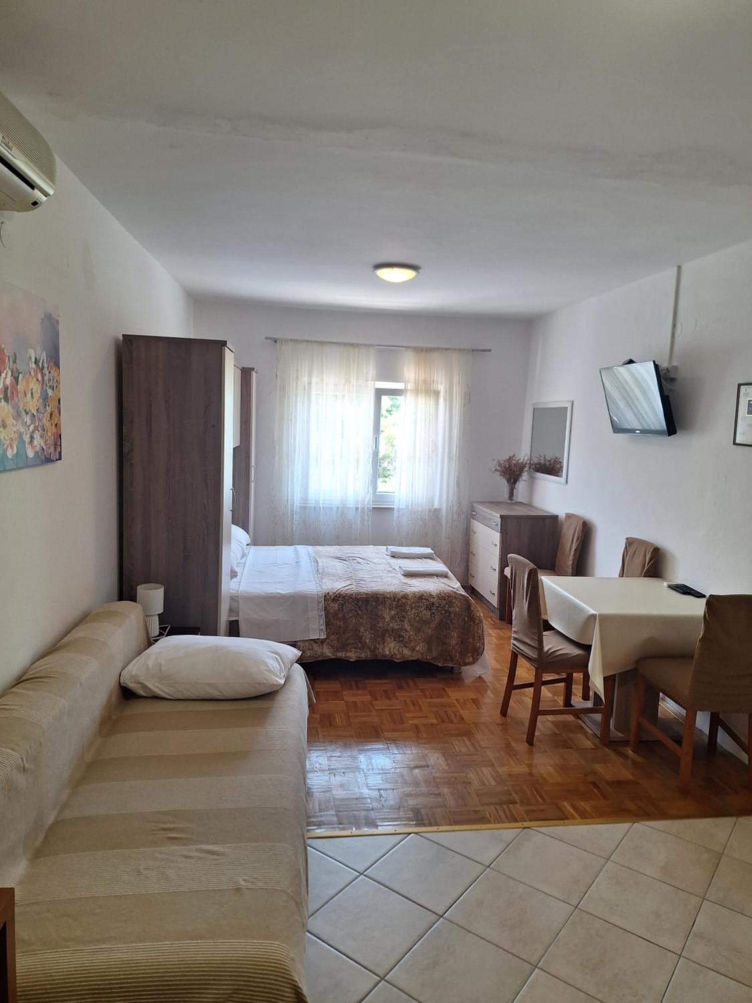 Diana Rooms And Apartments Starigrad Paklenica Bagian luar foto