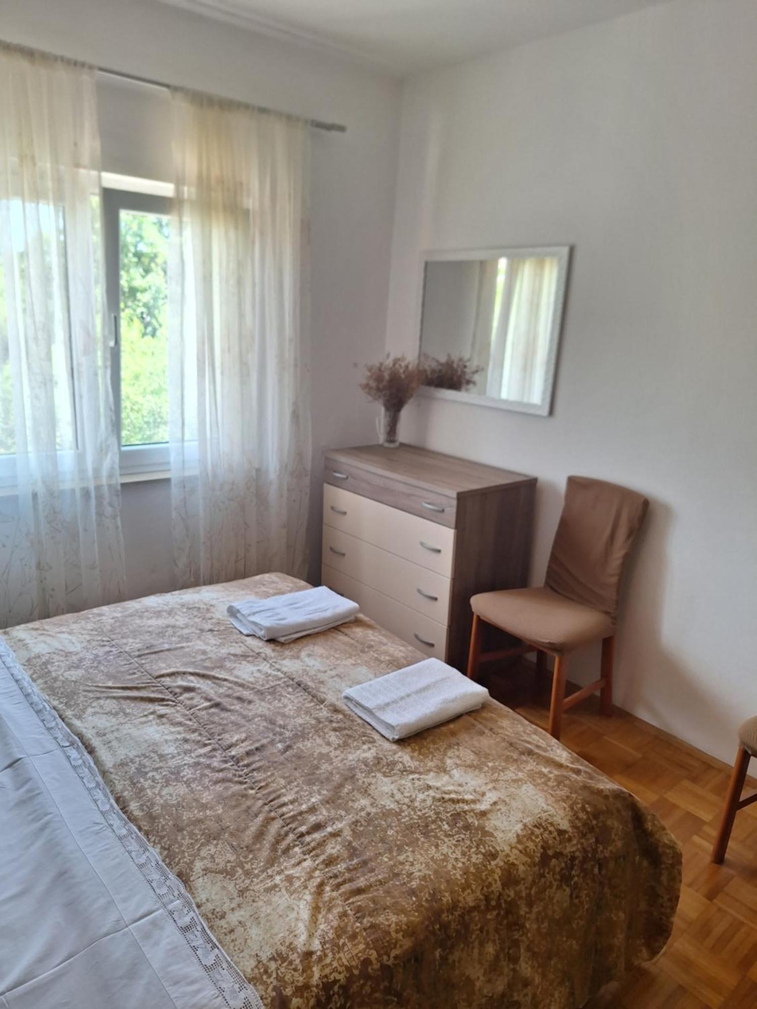 Diana Rooms And Apartments Starigrad Paklenica Bagian luar foto