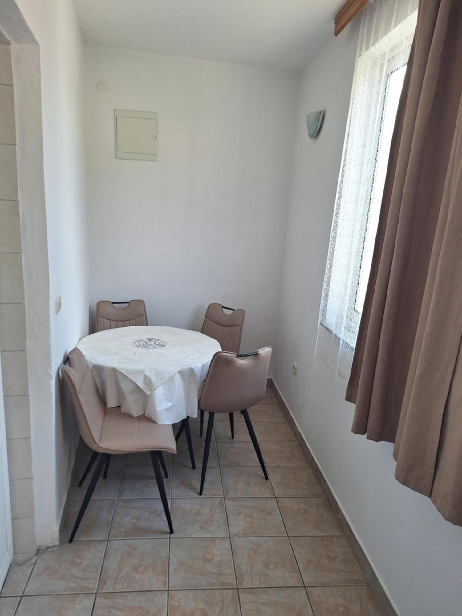Diana Rooms And Apartments Starigrad Paklenica Bagian luar foto