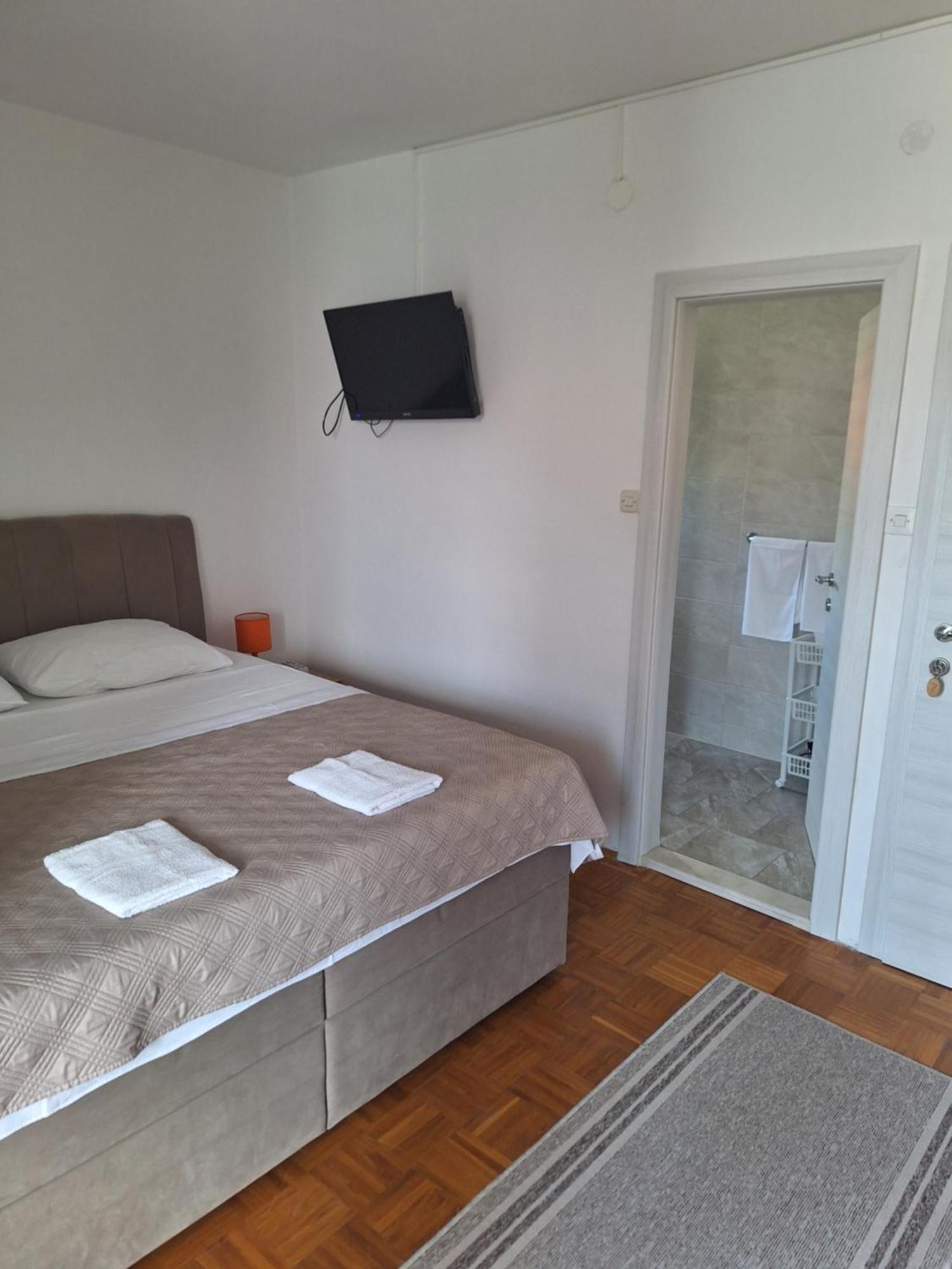 Diana Rooms And Apartments Starigrad Paklenica Bagian luar foto