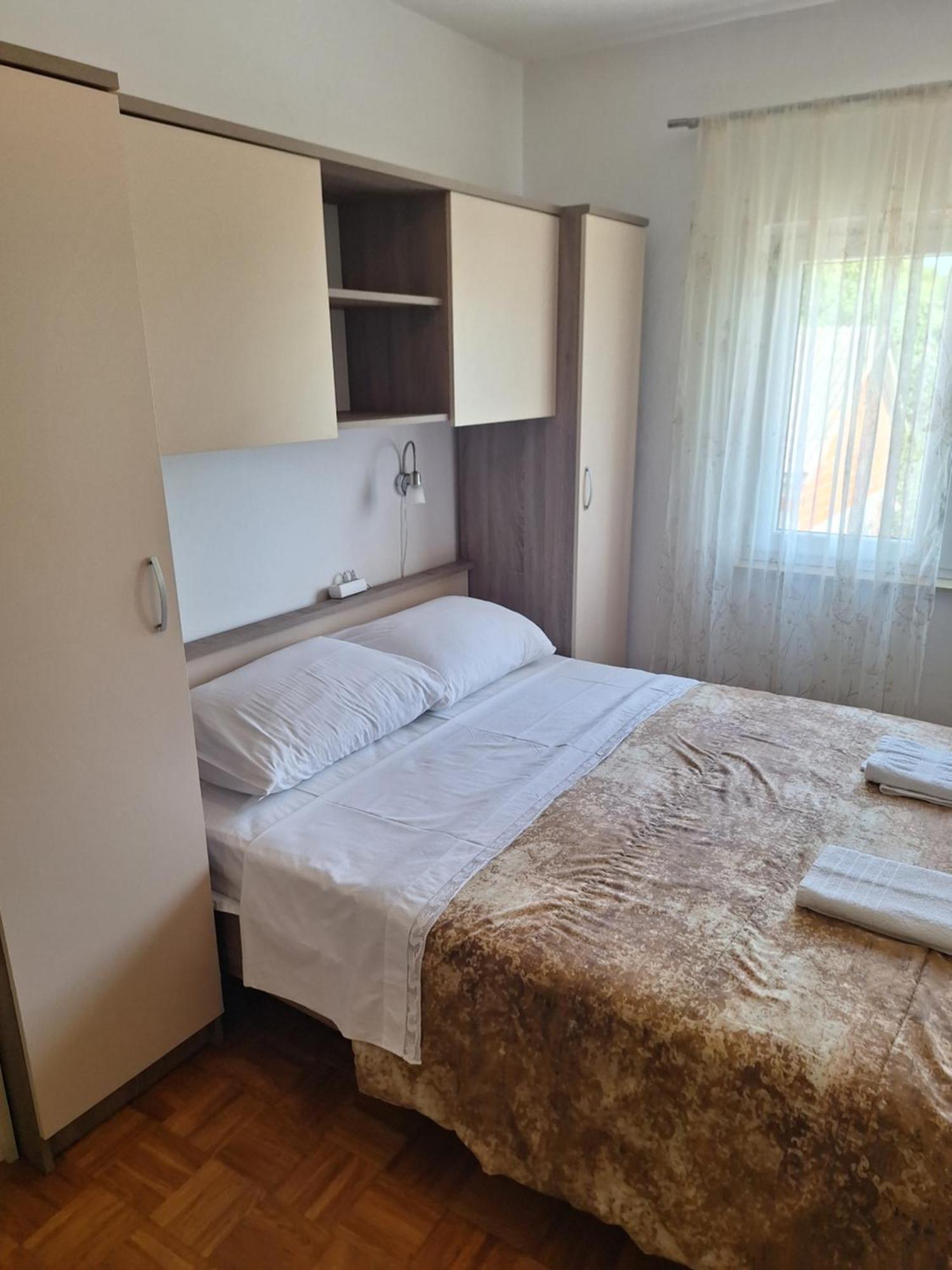 Diana Rooms And Apartments Starigrad Paklenica Bagian luar foto