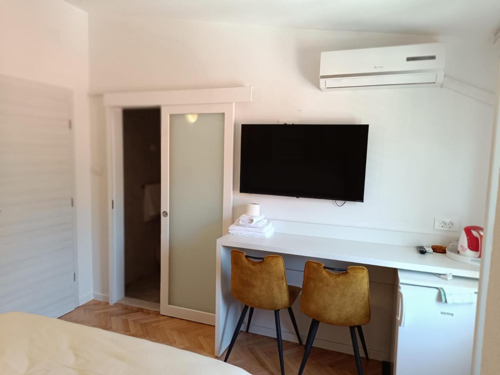 Diana Rooms And Apartments Starigrad Paklenica Ruang foto