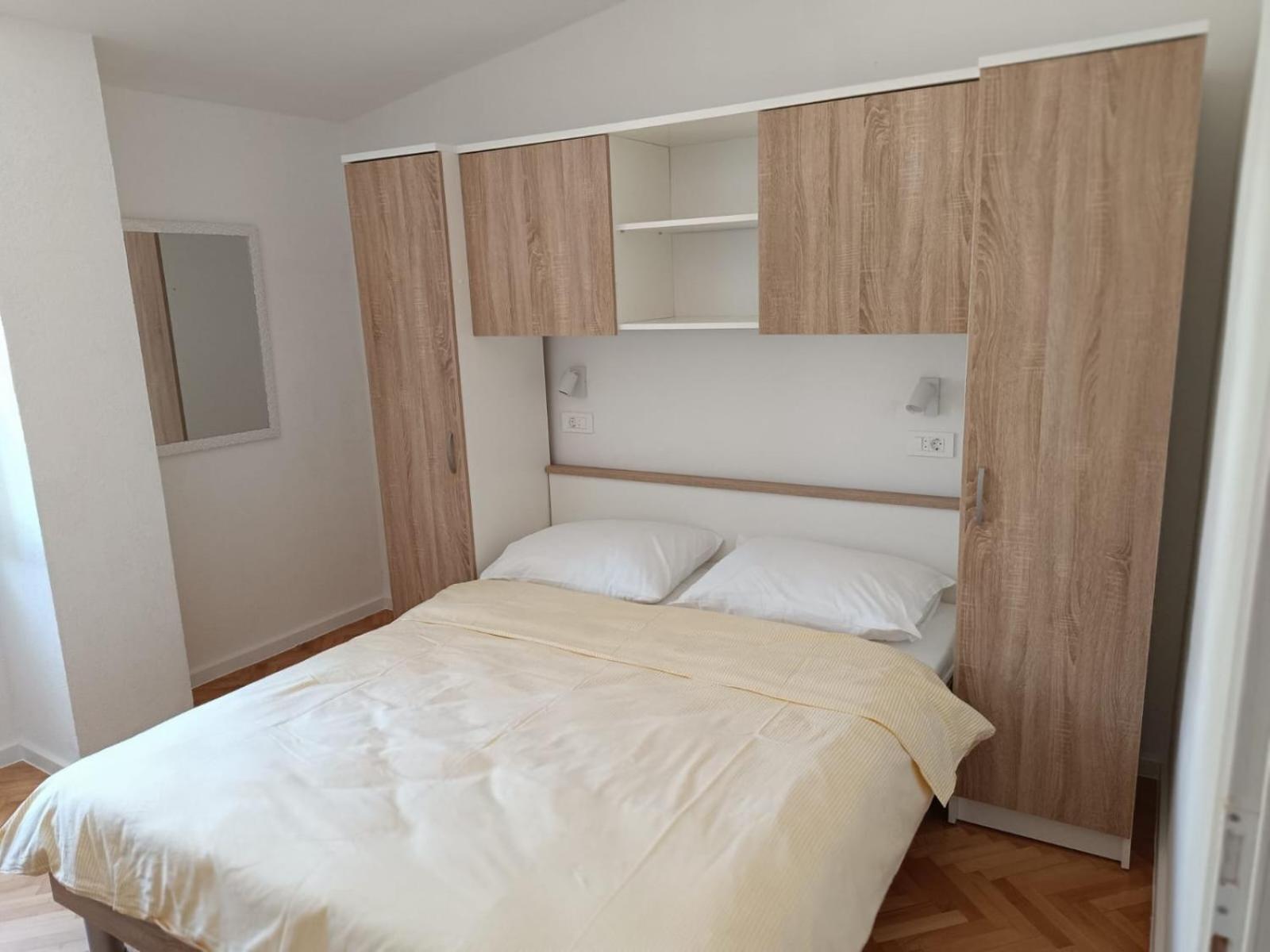 Diana Rooms And Apartments Starigrad Paklenica Ruang foto