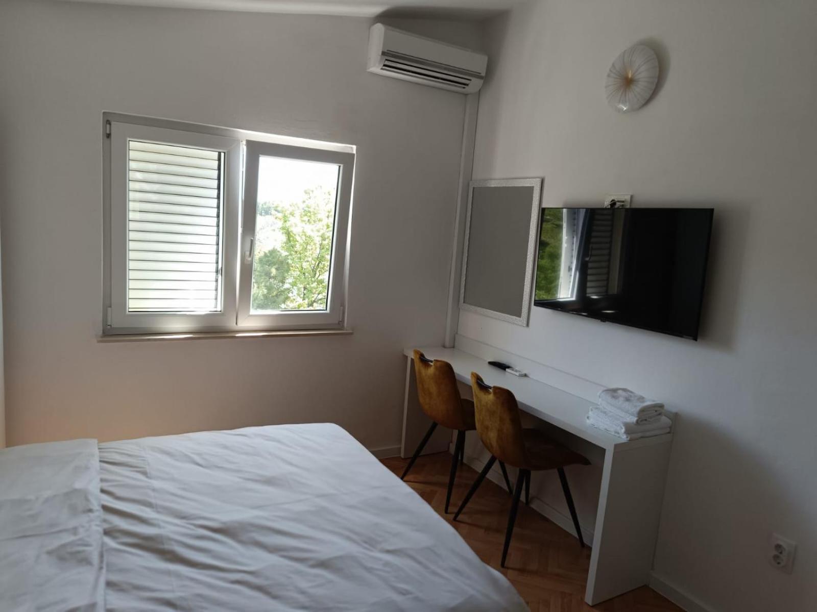 Diana Rooms And Apartments Starigrad Paklenica Bagian luar foto
