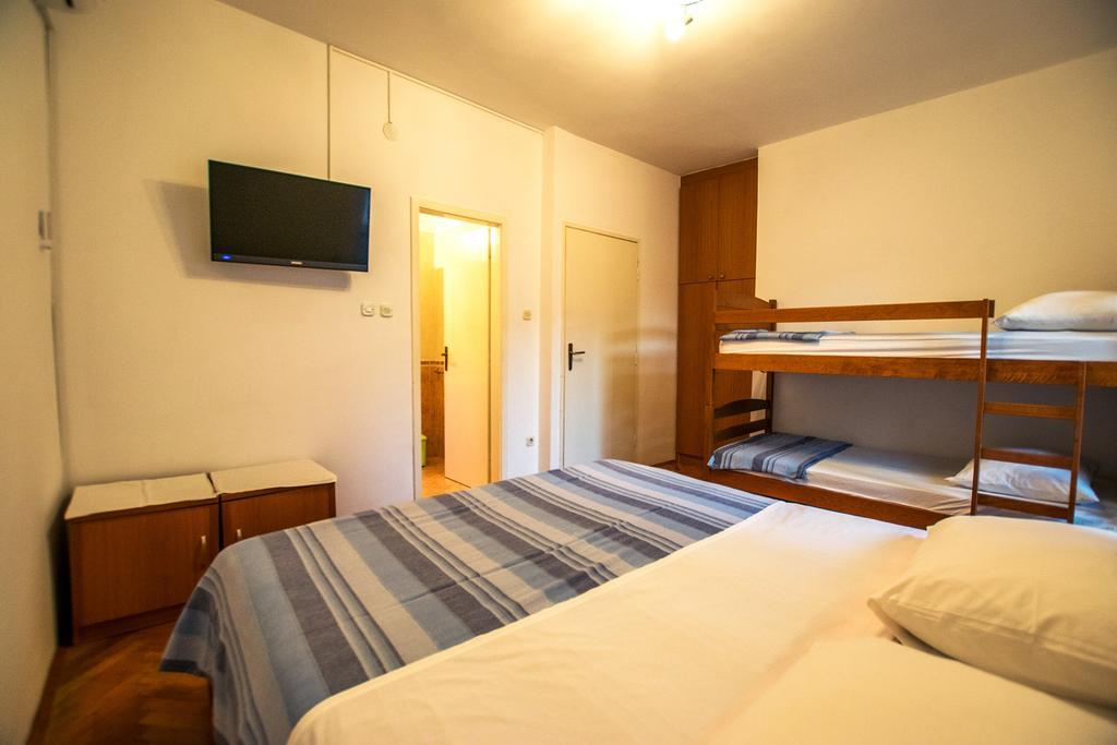 Diana Rooms And Apartments Starigrad Paklenica Bagian luar foto