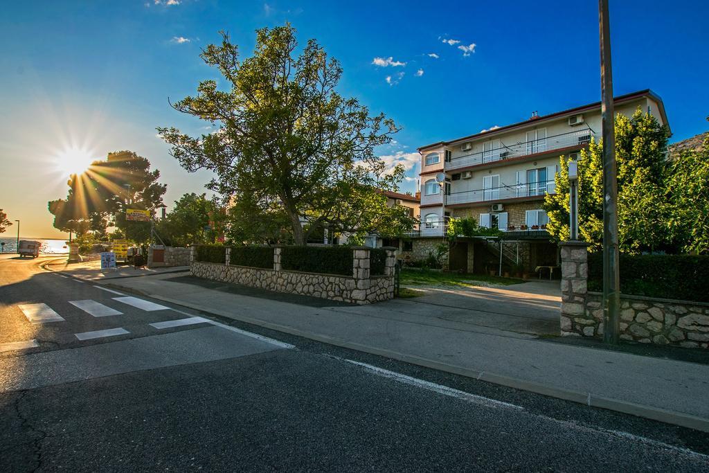 Diana Rooms And Apartments Starigrad Paklenica Bagian luar foto